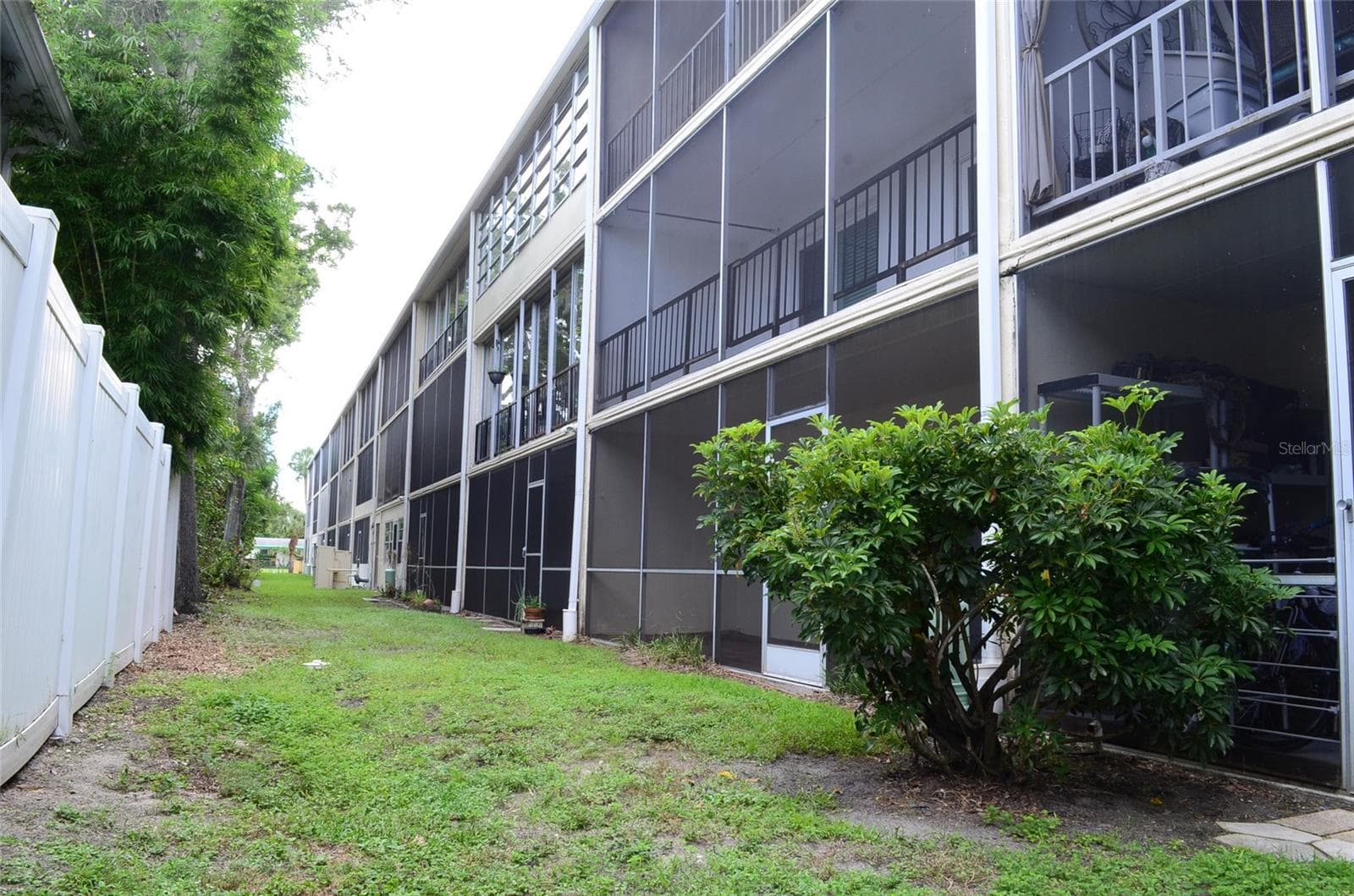 back of the building view - 4435 1ST ST NE #111, ST PETERSBURG