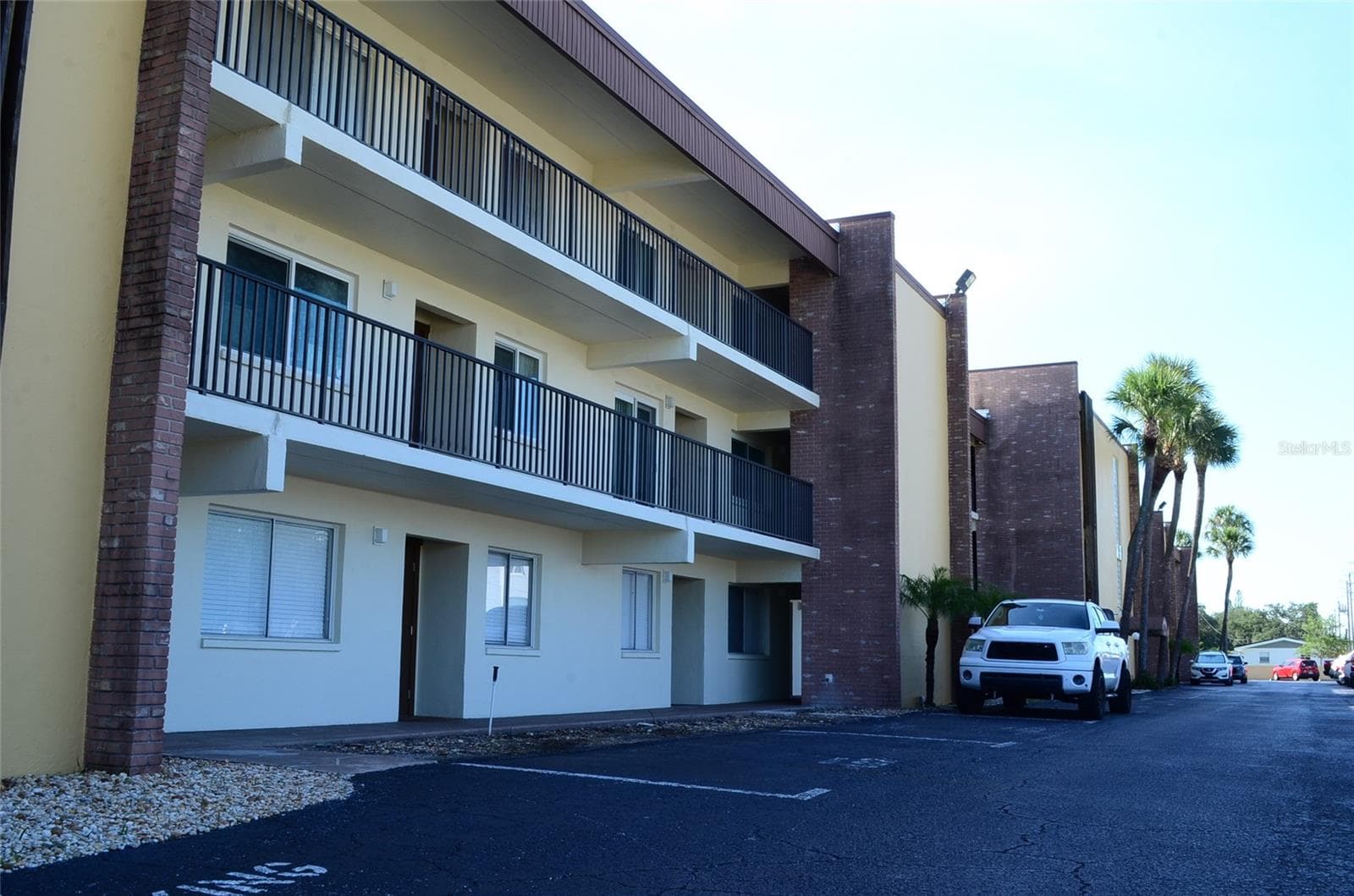 front view of the building - 4435 1ST ST NE #111, ST PETERSBURG