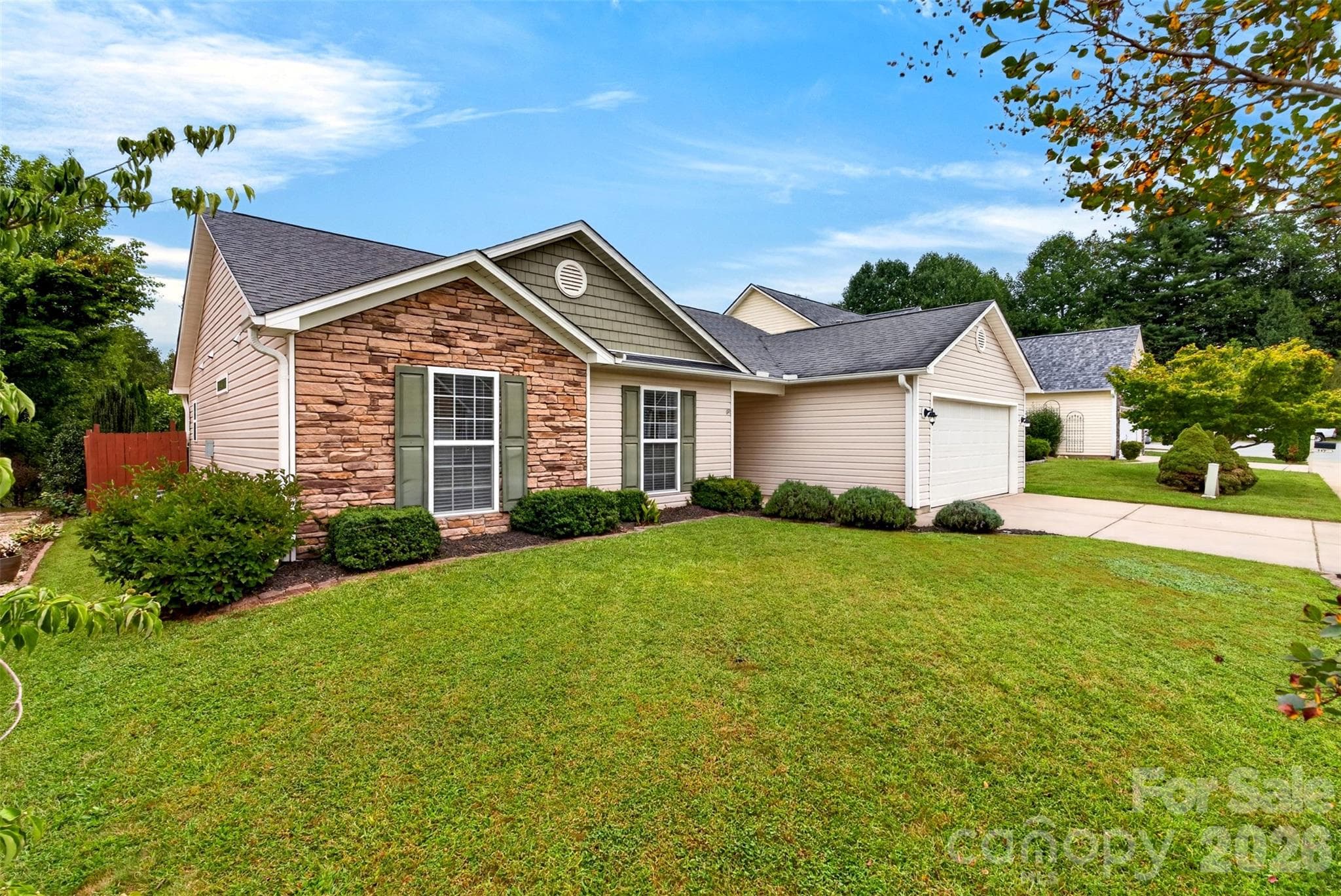 Single Family Residence at 105 Creekwalk Lane, Hendersonville, photo 4 of 38