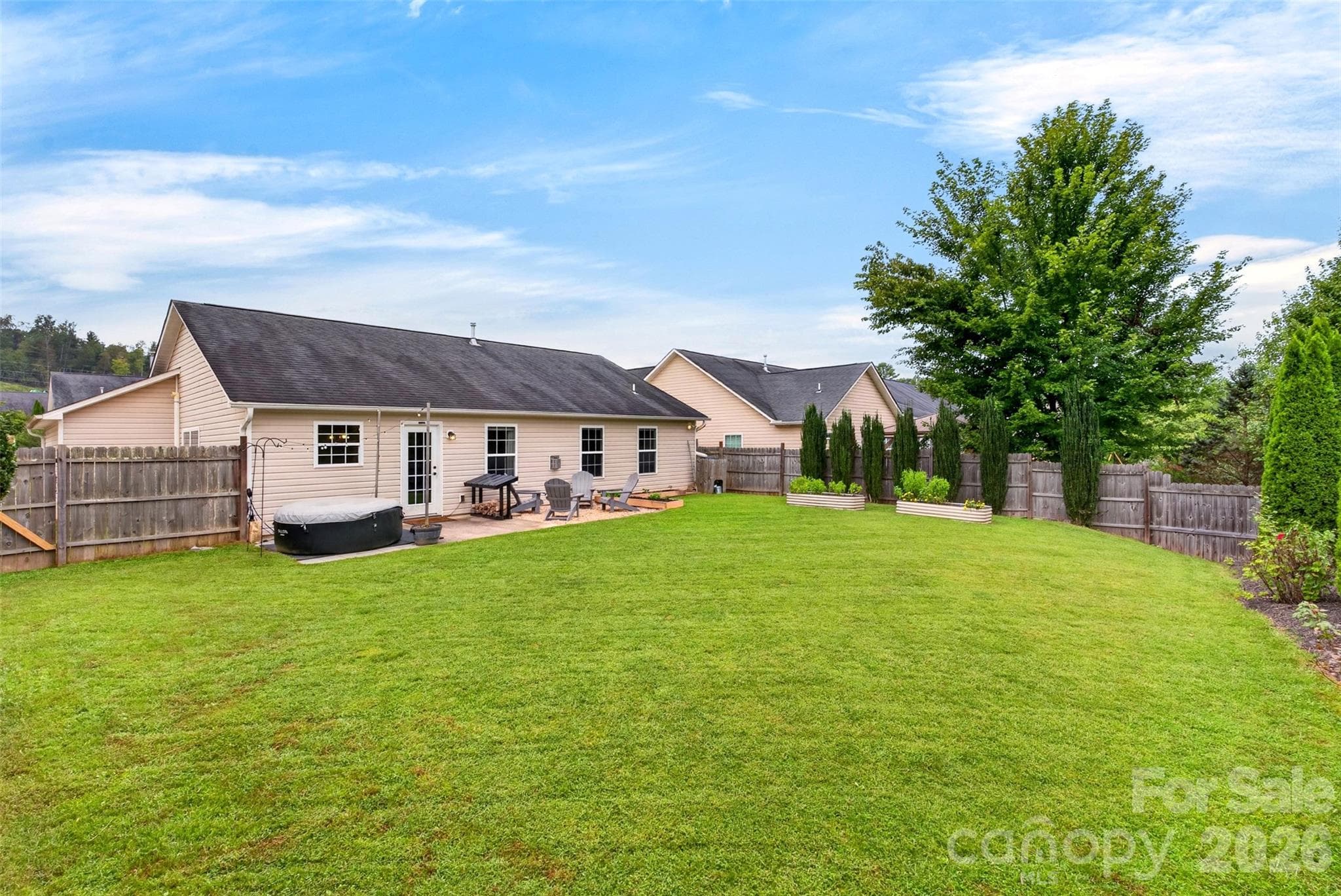 Single Family Residence at 105 Creekwalk Lane, Hendersonville, photo 6 of 38