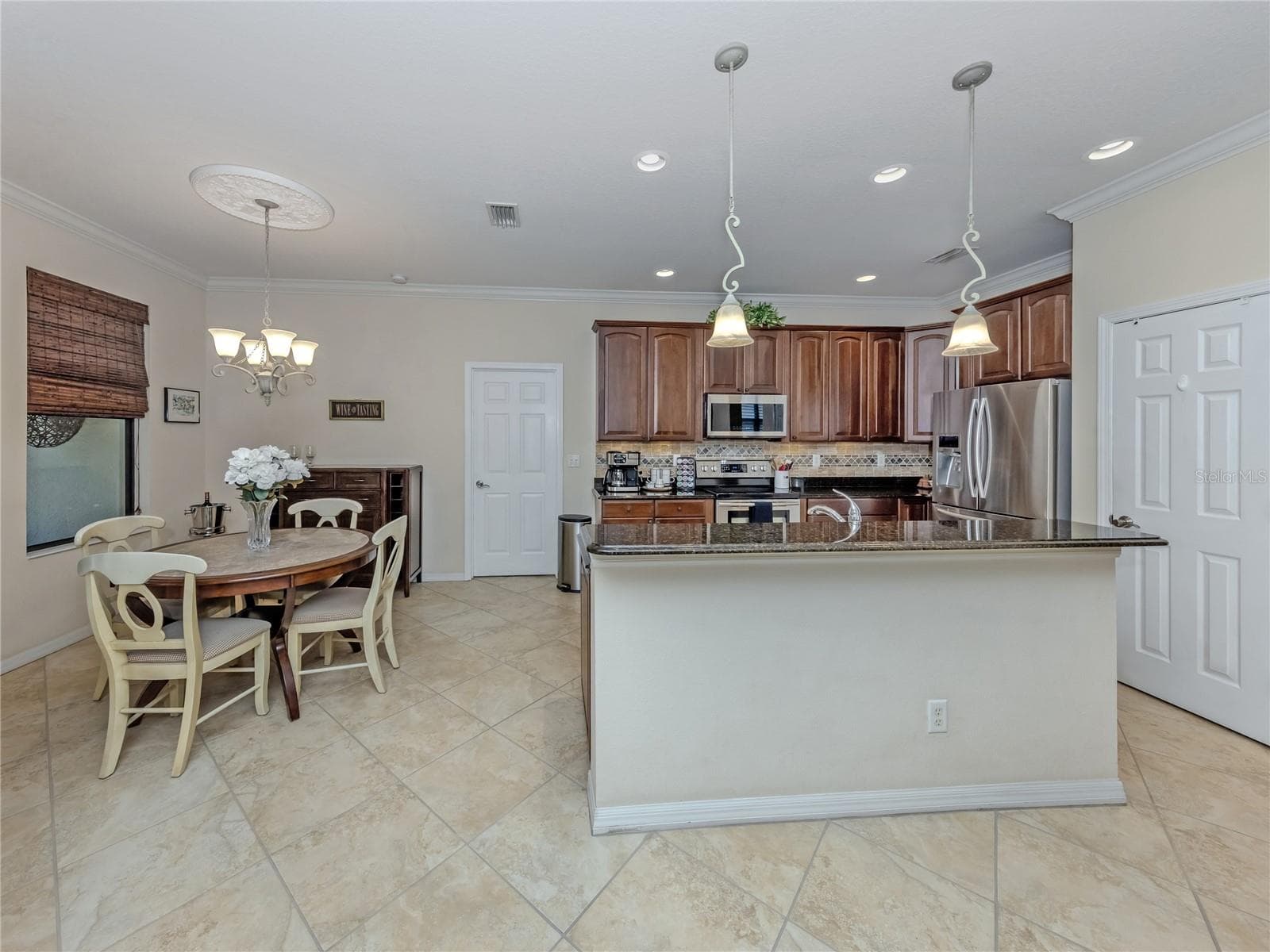 Kitchen with breakfast Bar and Nook - 20702 CAPELLO DR, VENICE