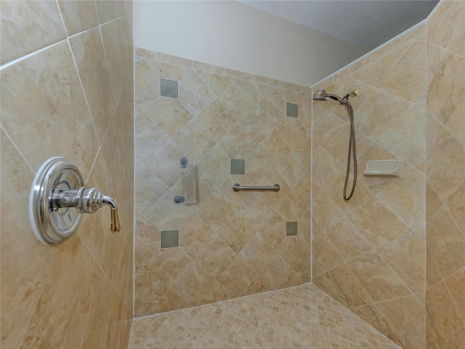 Large size Roman Shower - 20702 CAPELLO DR, VENICE