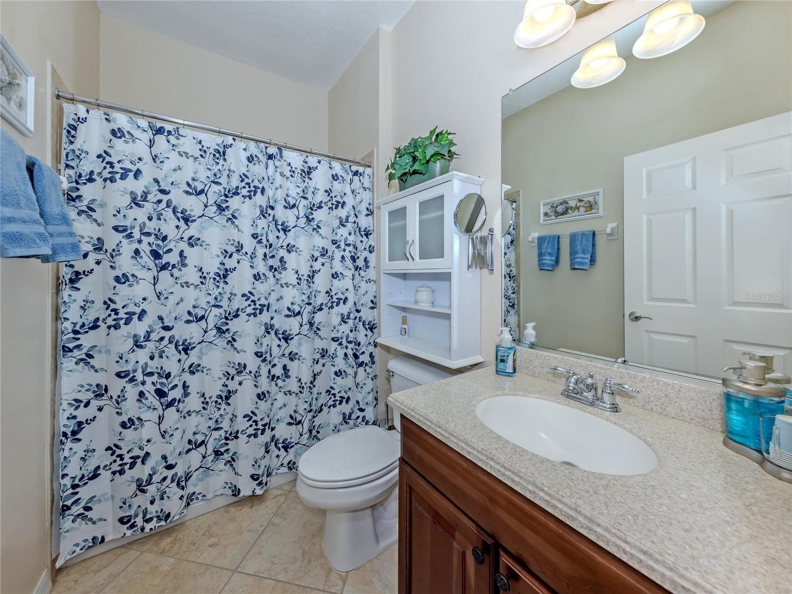 Guest Bathroom with tub - 20702 CAPELLO DR, VENICE