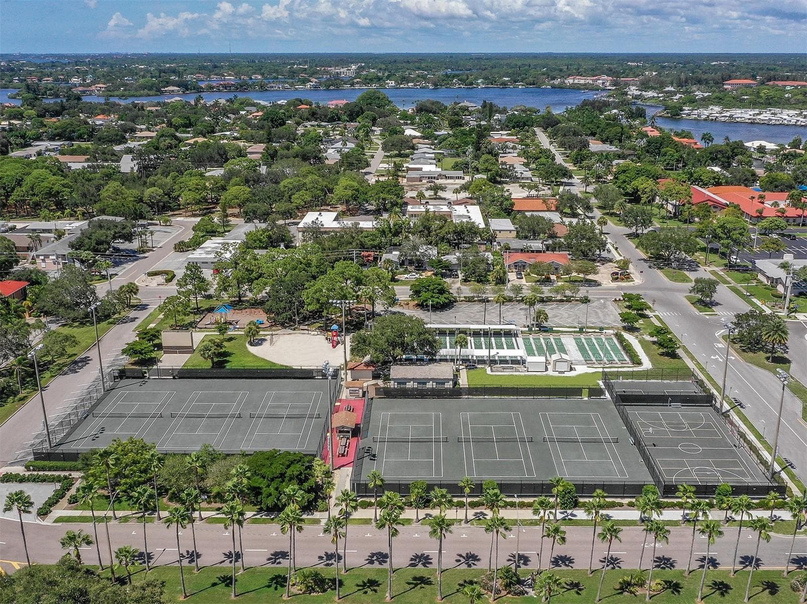 Downtown basketball courts - 20702 CAPELLO DR, VENICE
