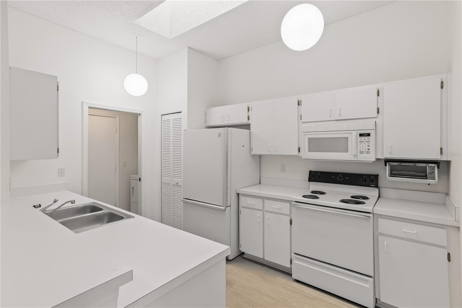Functional kitchen with ample cabinetry - 1002 NICENE CT #47, SUN CITY CENTER