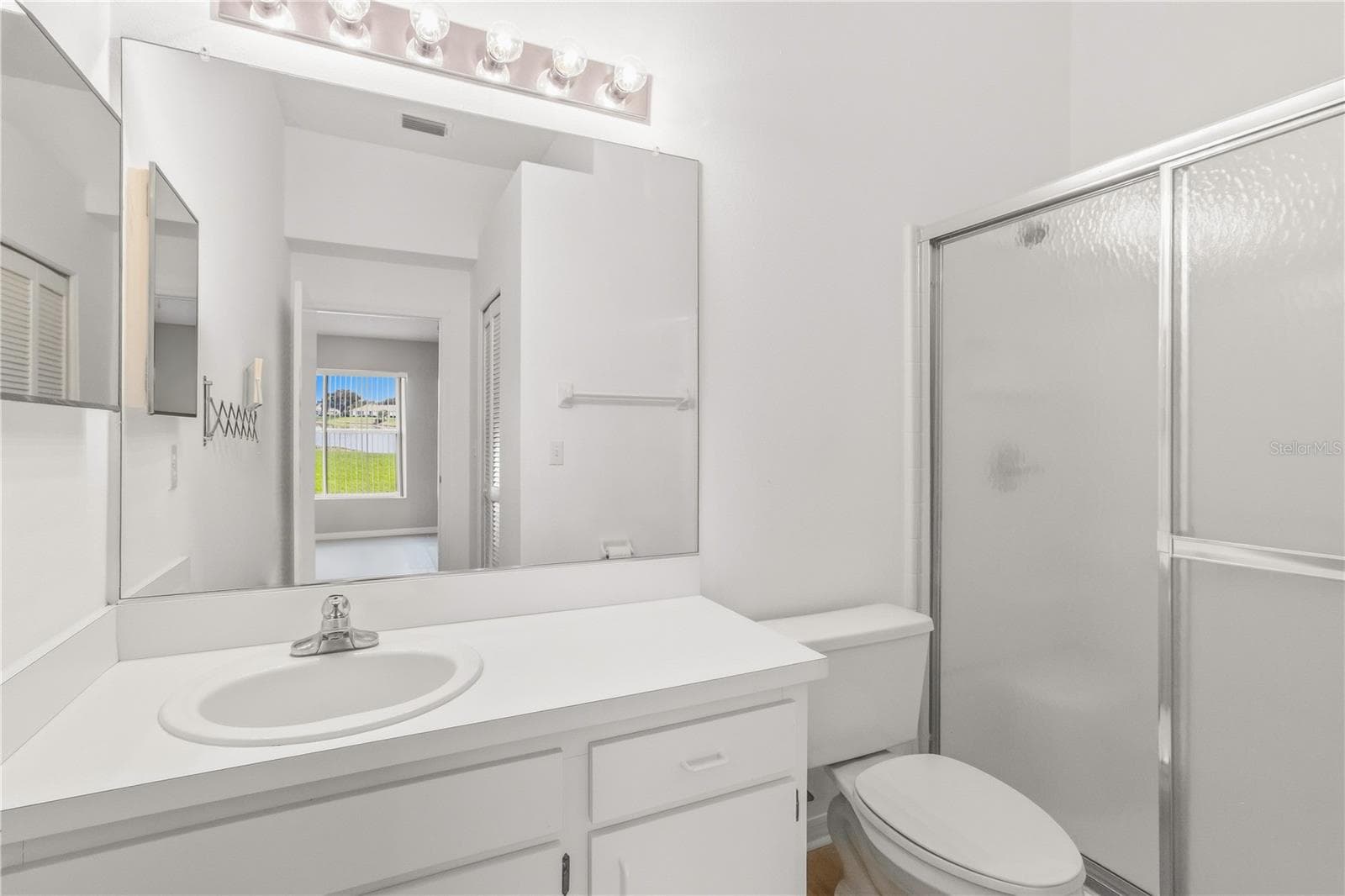 Private bath conveniently located off the owner’s bedroom. - 1002 NICENE CT #47, SUN CITY CENTER