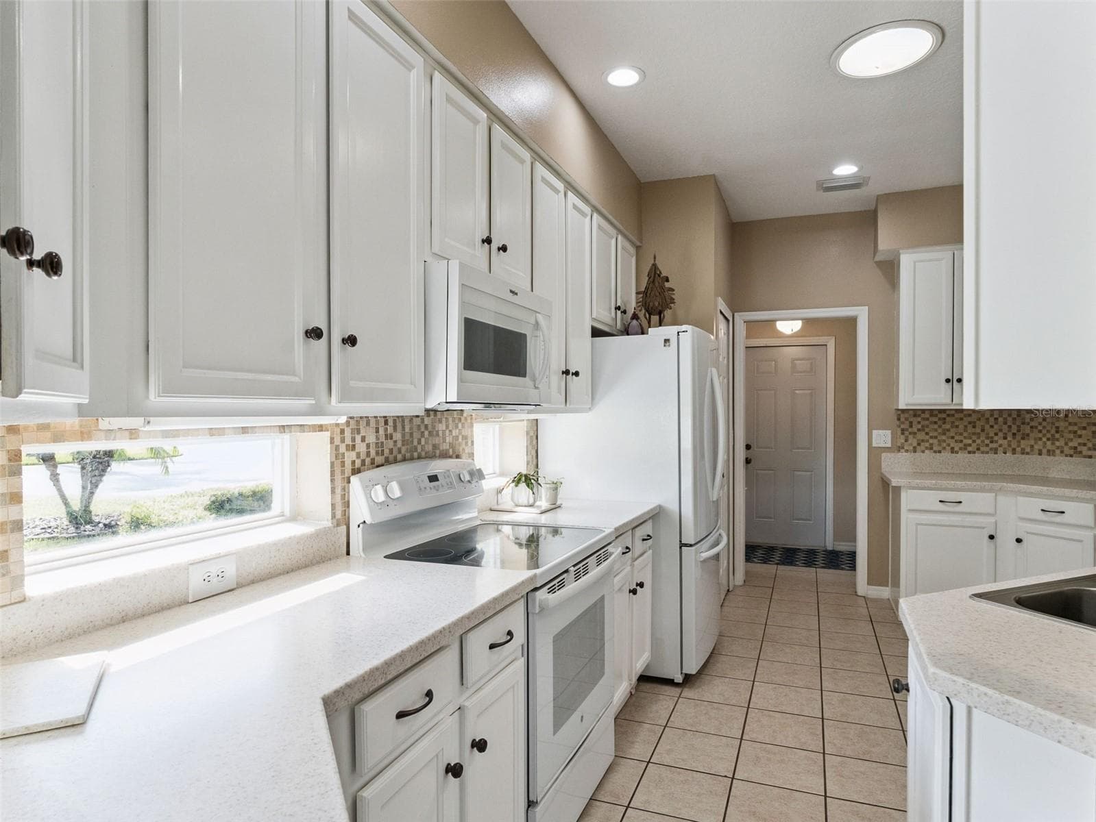 The recipe windows and solar tube provide lots of natural light to the kitchen. - 5401 ESSEX CT, LEESBURG