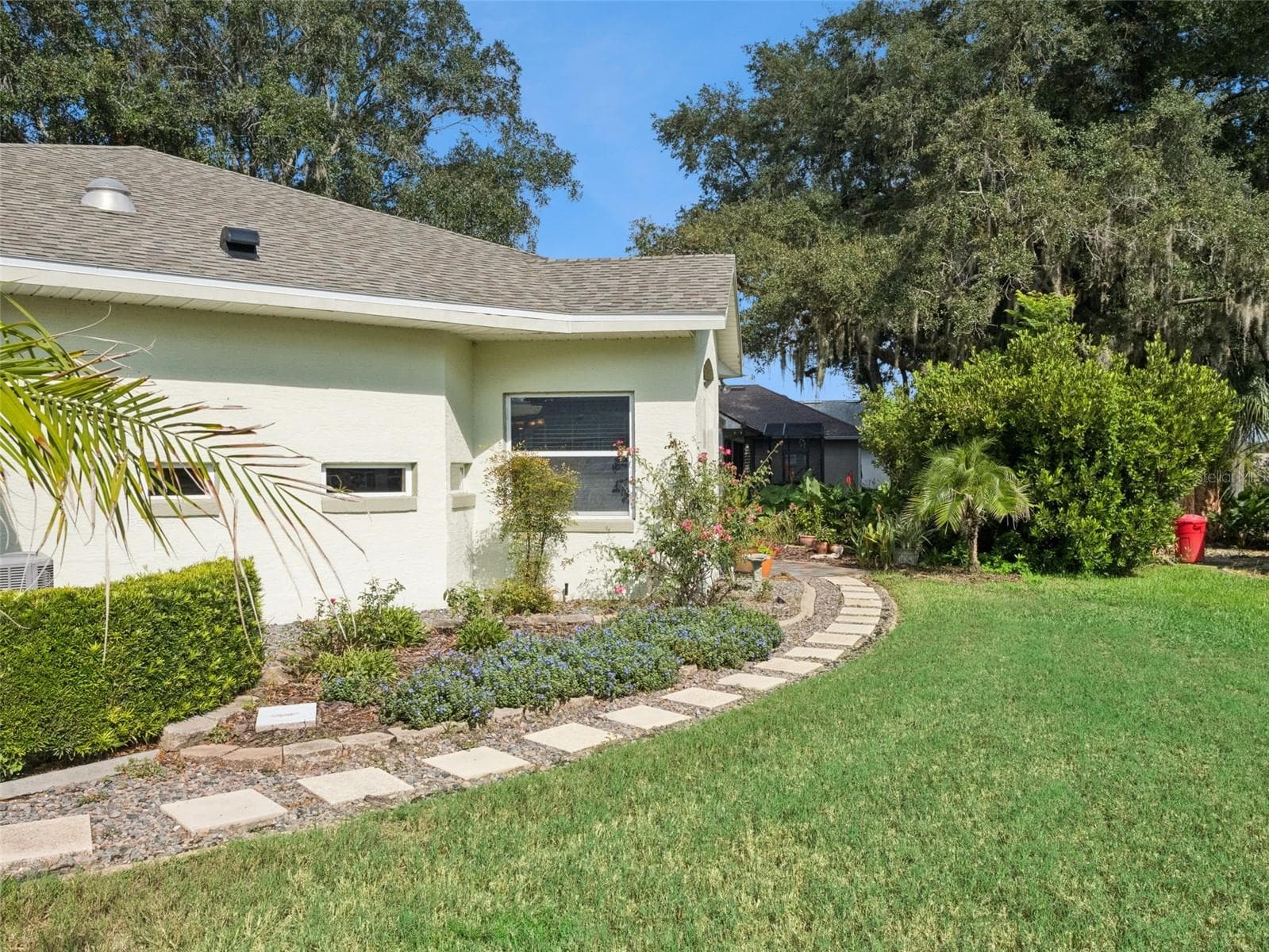 Right side of home leading to backyard patio and garden - 5401 ESSEX CT, LEESBURG