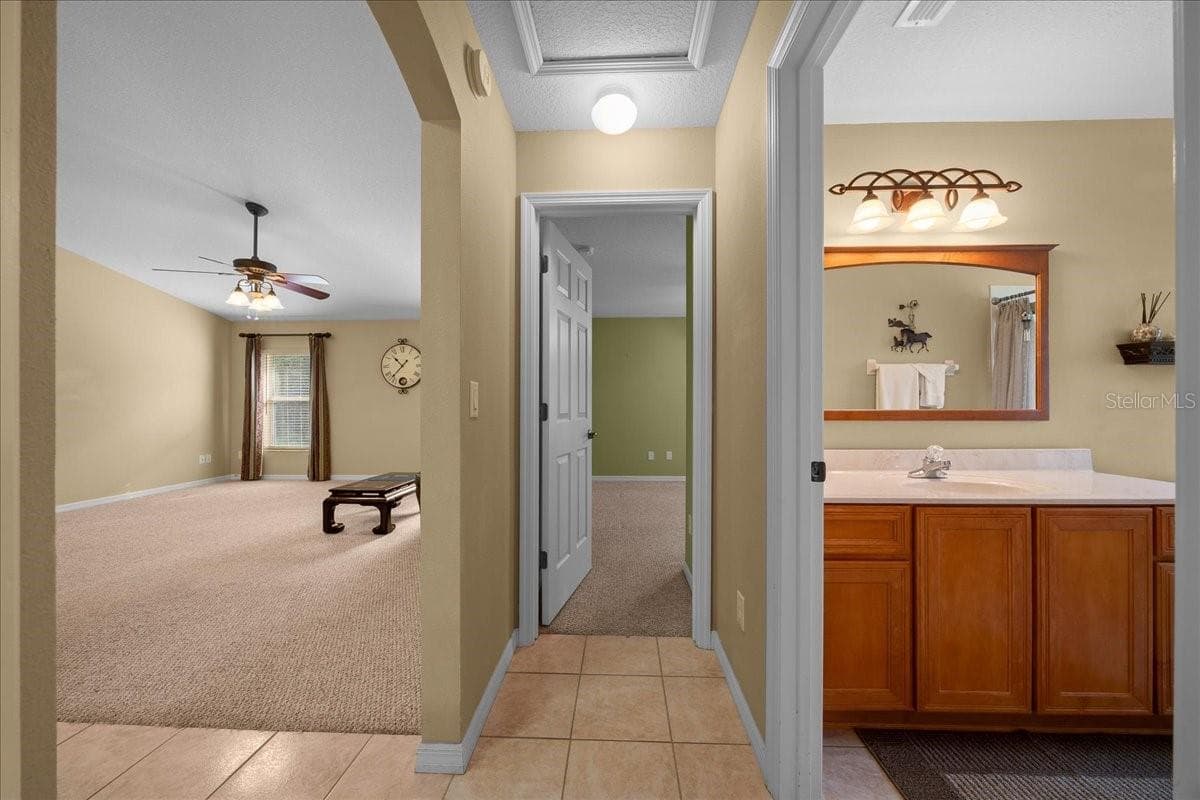 Hallway to bedrooms & 2nd bathroom - 8479 SW 134TH AVE, DUNNELLON
