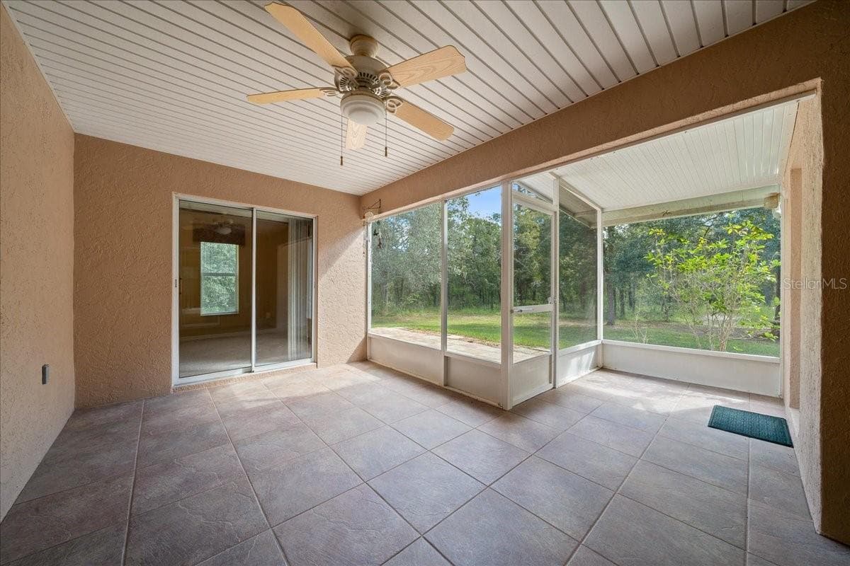 Screened back patio - 8479 SW 134TH AVE, DUNNELLON