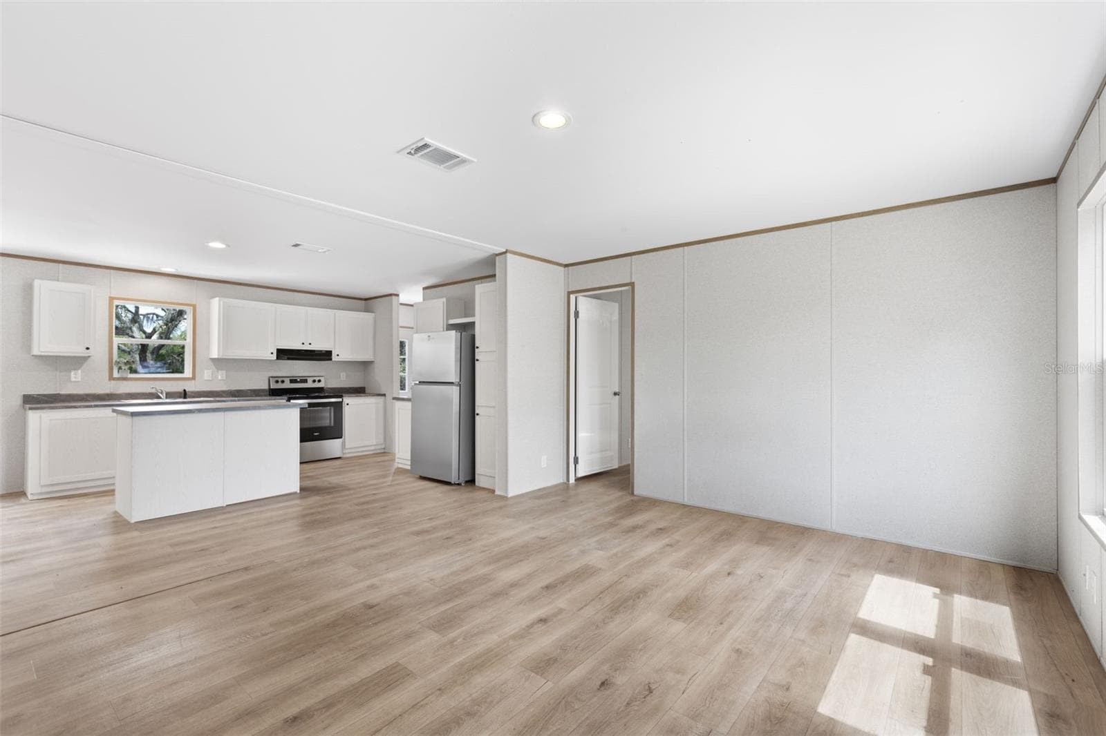 Manufactured Home at 12371 NE 82ND PL, BRONSON, photo 3 of 41