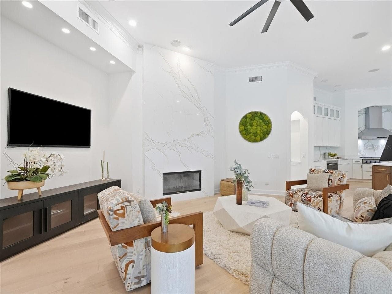 Spacious family room with Quartz fireplace - 11805 SHIRE WYCLIFFE CT, TAMPA