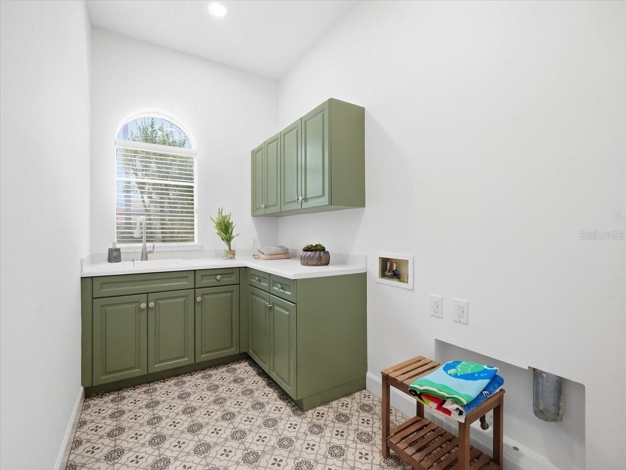Fabulous Laundry - 11805 SHIRE WYCLIFFE CT, TAMPA