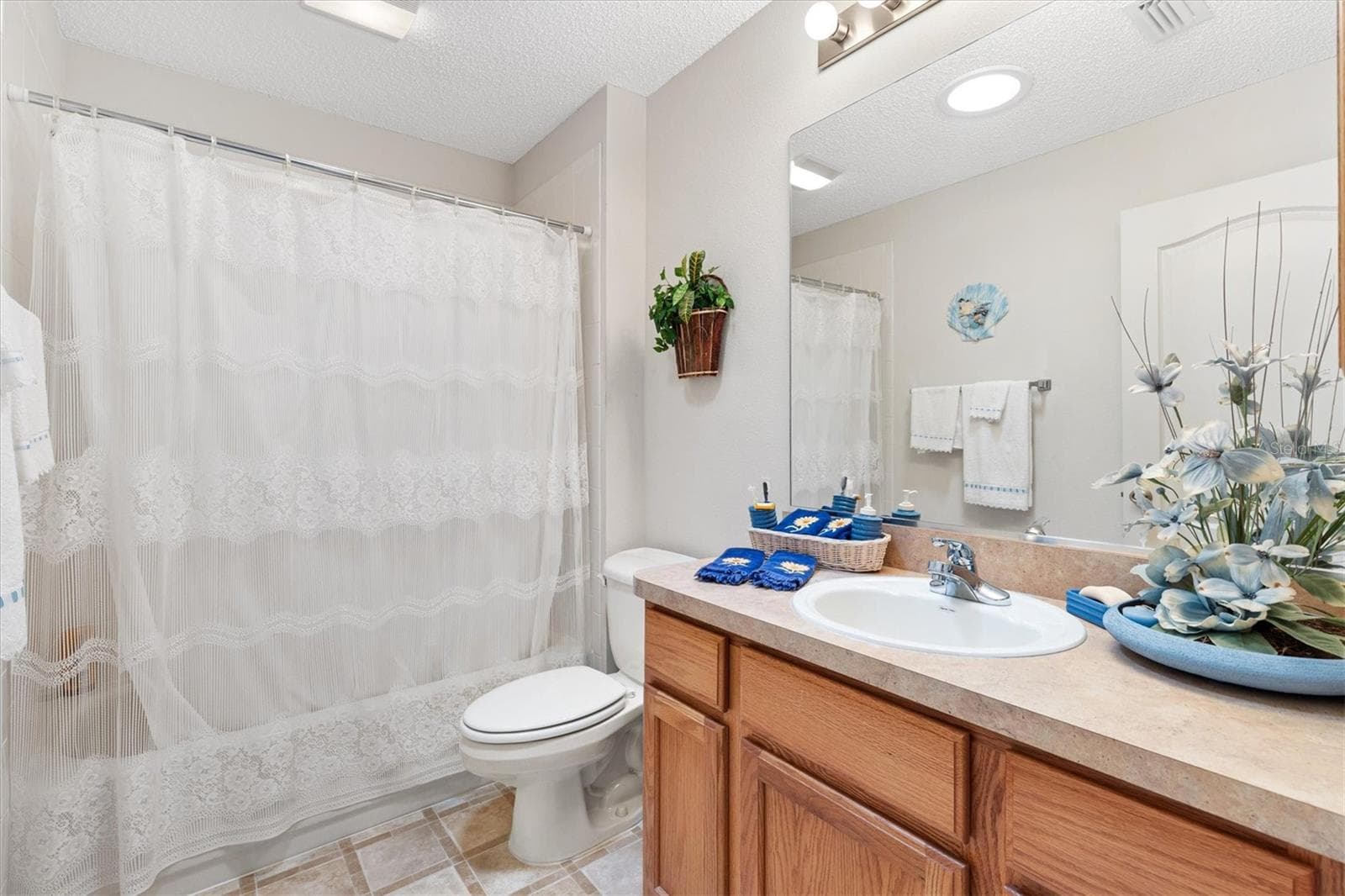 Guest Bath - 3000 SANDY LN, THE VILLAGES