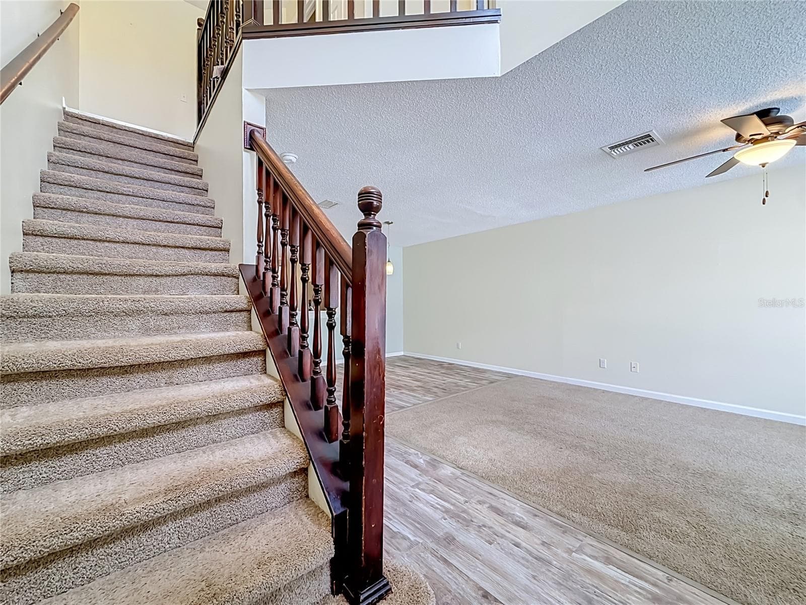 Staircase - 2106 CLOVER HILL RD, PALM HARBOR