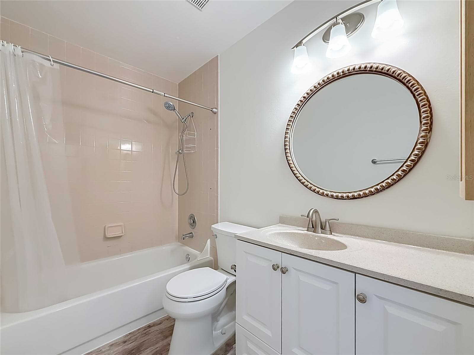 Full Upstairs Bath - 2106 CLOVER HILL RD, PALM HARBOR