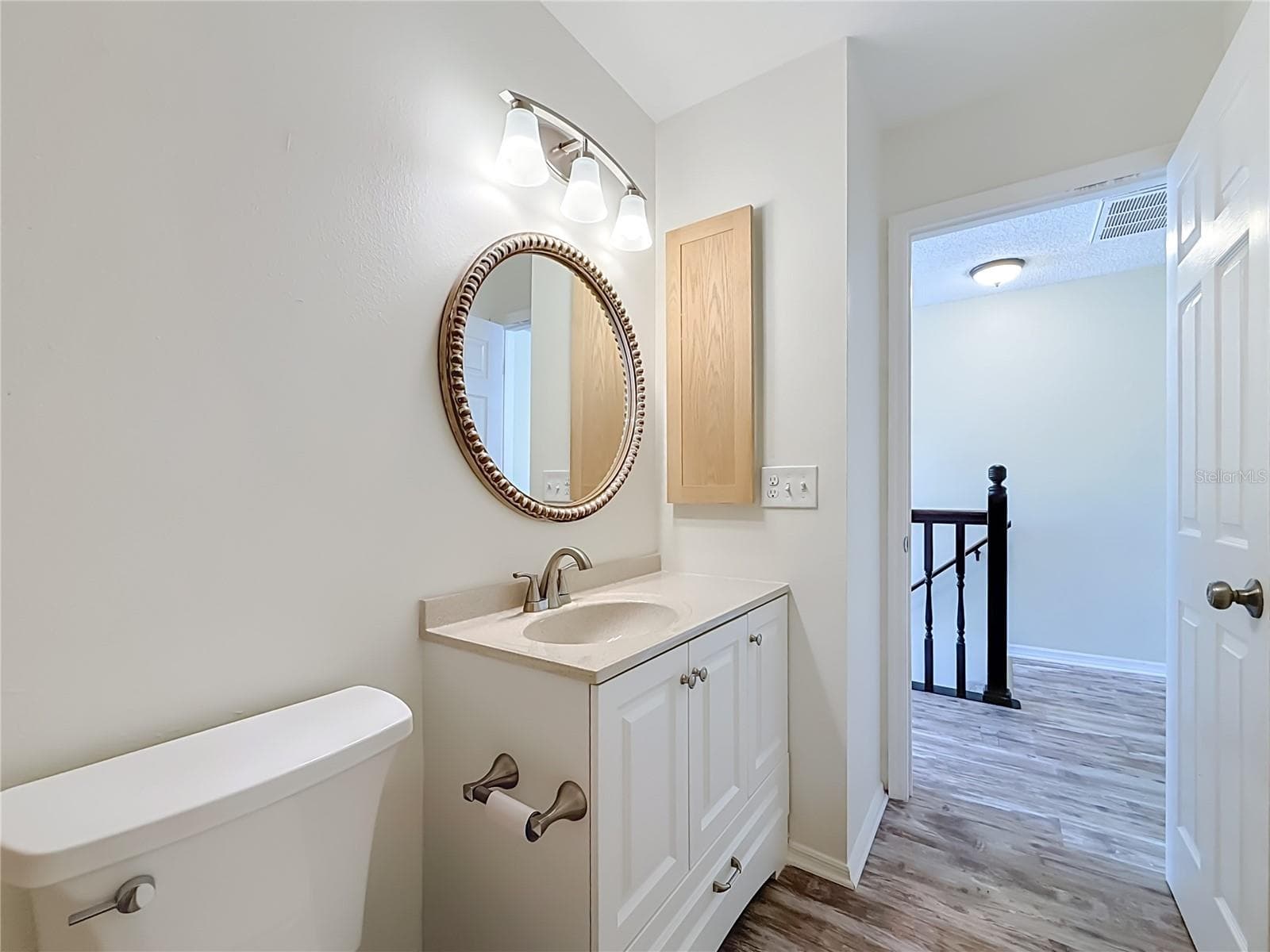 Full Upstairs Bath - 2106 CLOVER HILL RD, PALM HARBOR