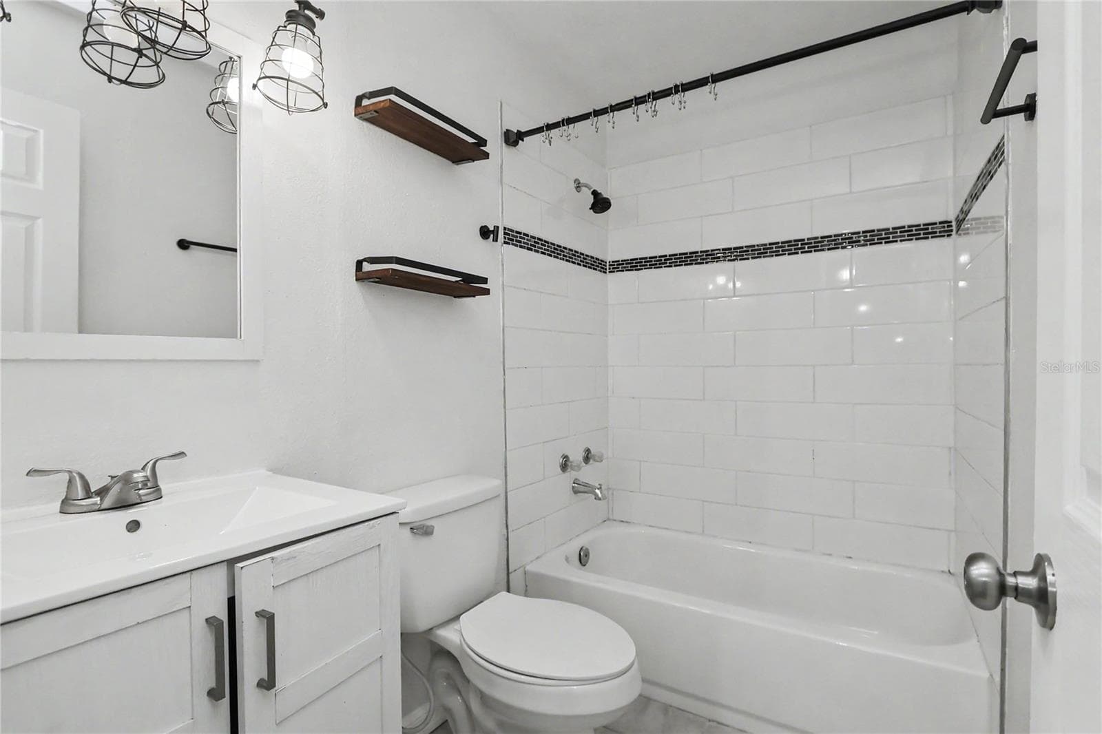Guest bath - 436 NE 47TH CT, OCALA