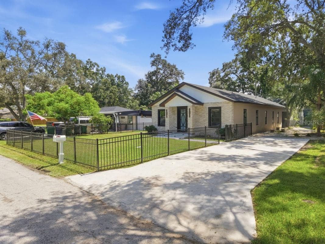 Single Family Residence at 4710 W BAY VIEW AVE, TAMPA, photo 2 of 50