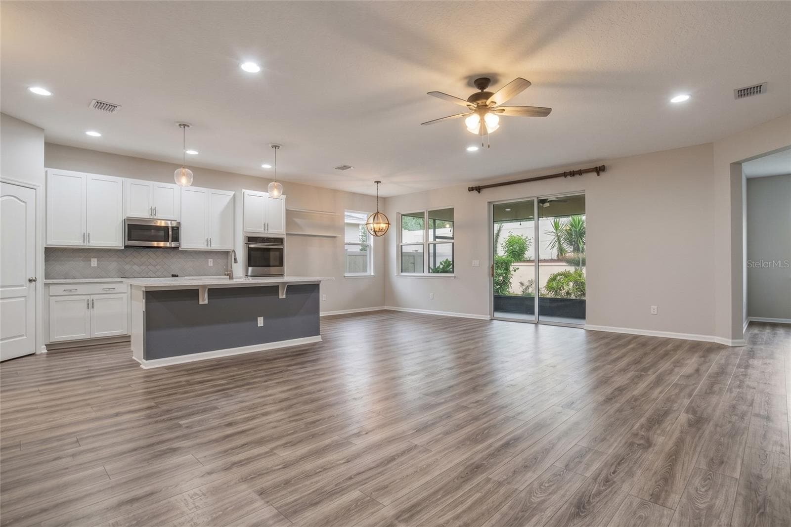 Living Room & Kitchen Empty - 16742 ABBEY HILL CT, CLERMONT