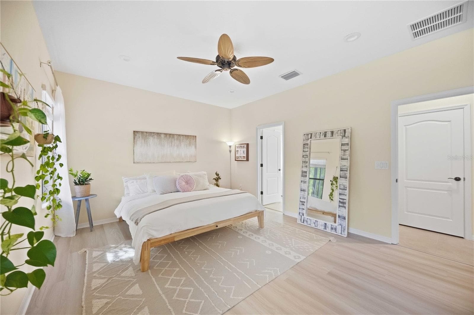 Primary bedroom with ensuite bath and walk-in closets - 216 MARCHENO WAY, NORTH VENICE