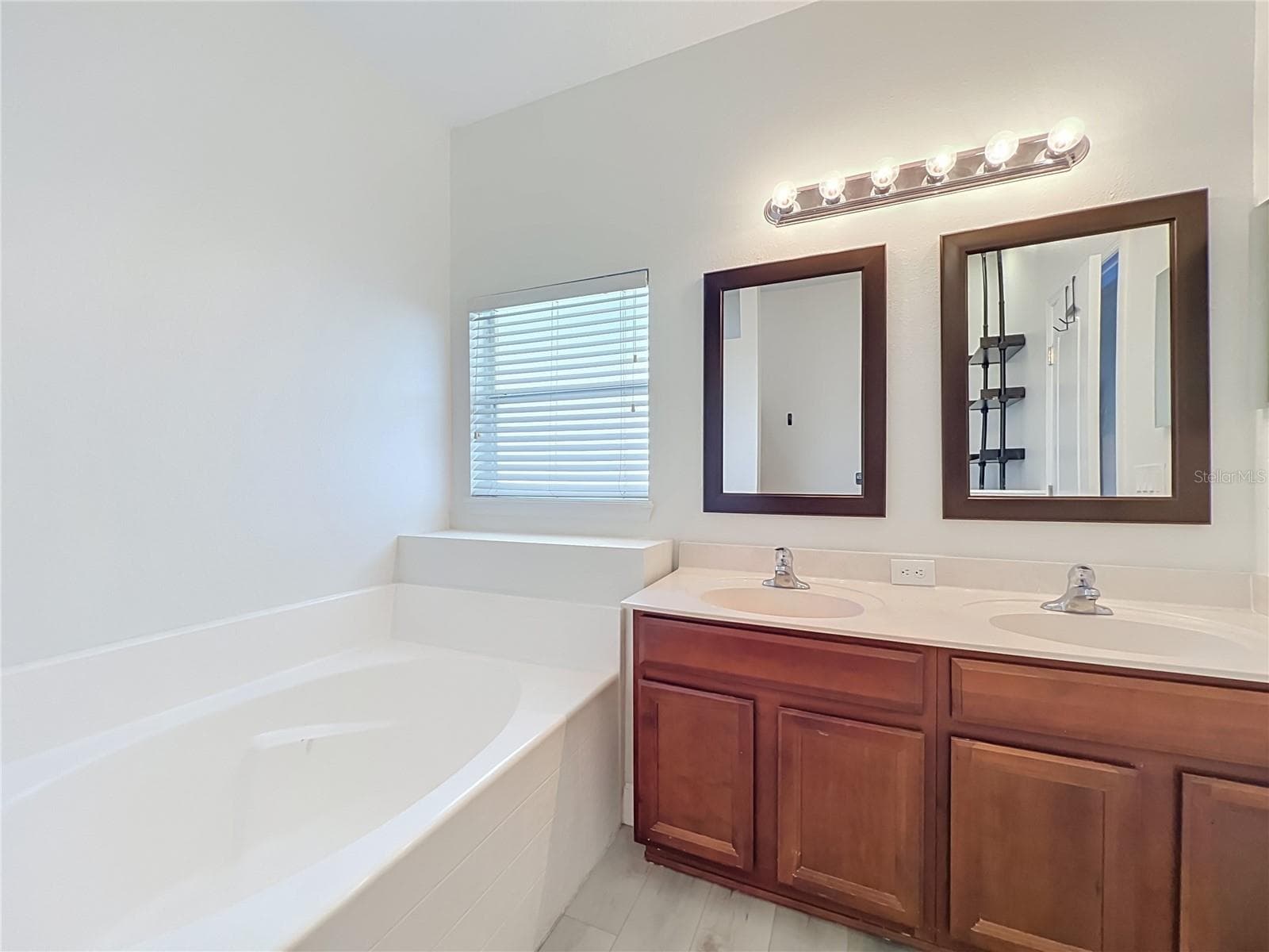 Single Family Residence at 2271 CRYSTAL FALLS WAY, ORLANDO, photo 27 of 40