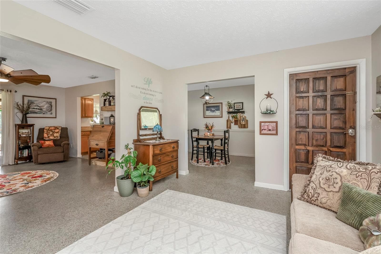 Single Family Residence at 12212 FLORAL LN, THONOTOSASSA, photo 4 of 33