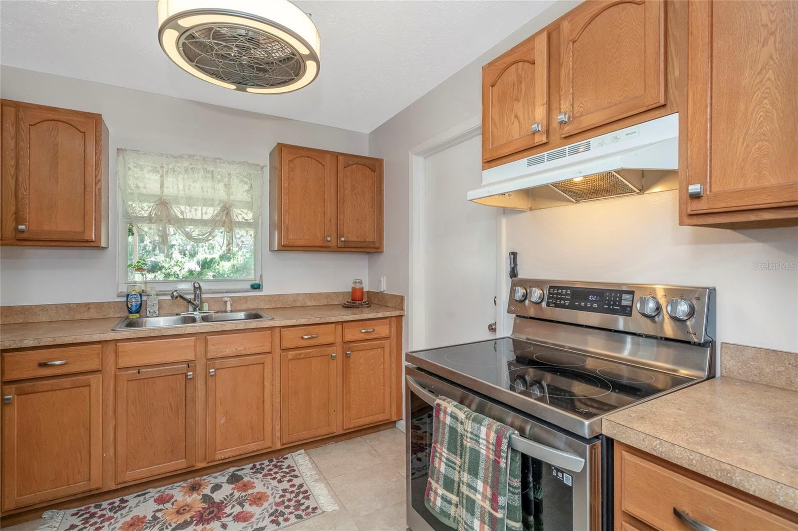 Single Family Residence at 12212 FLORAL LN, THONOTOSASSA, photo 8 of 33