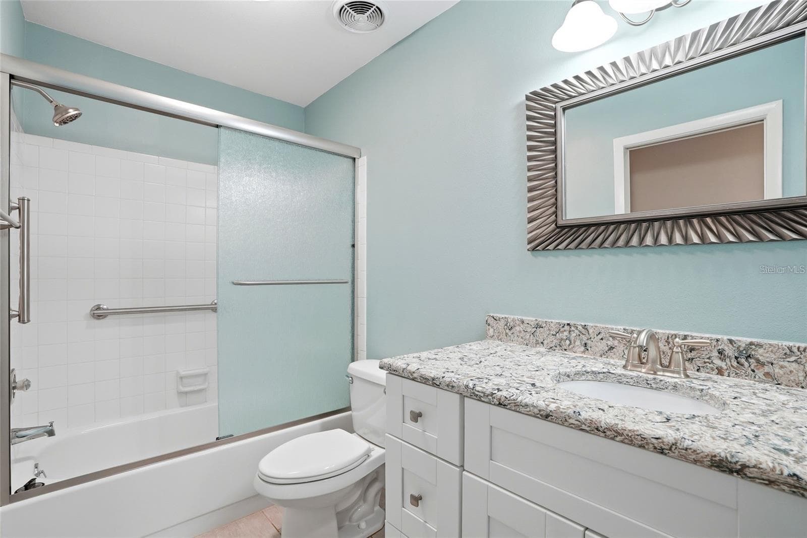 Guest bathroom. Notice how nice the same corian countertops are in the bathrooms as well. - 3939 90TH TER N, PINELLAS PARK