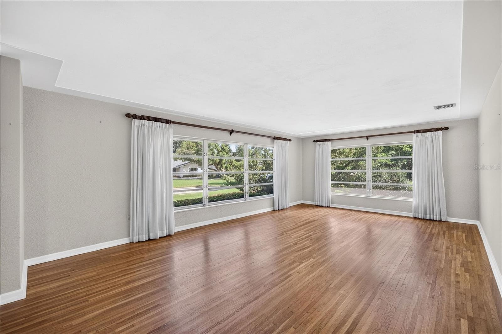 Large, bright living room. - 3206 ARDSLEY DR, ORLANDO