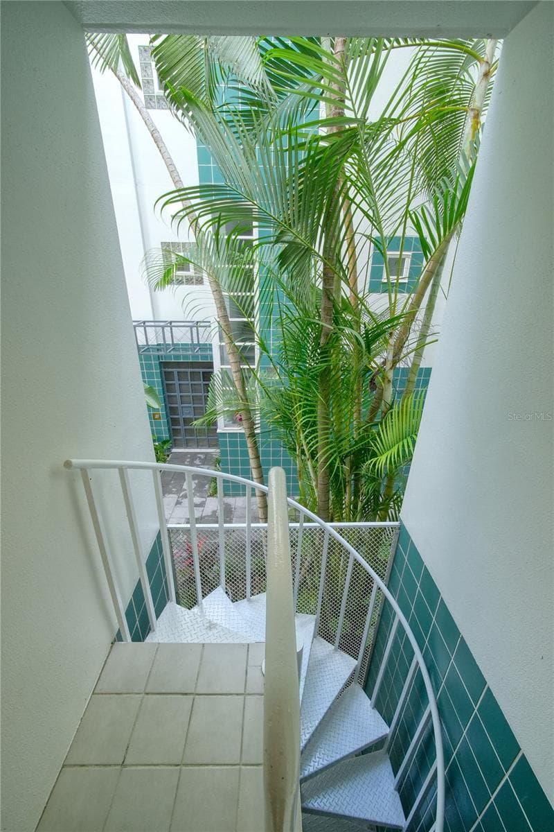 Access to private under building garage via spiral staircase just outside - 4950 BAYSHORE BLVD #16, TAMPA