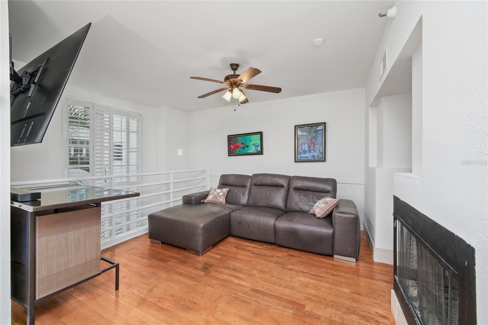 Second floor living room with fireplace - 4950 BAYSHORE BLVD #16, TAMPA