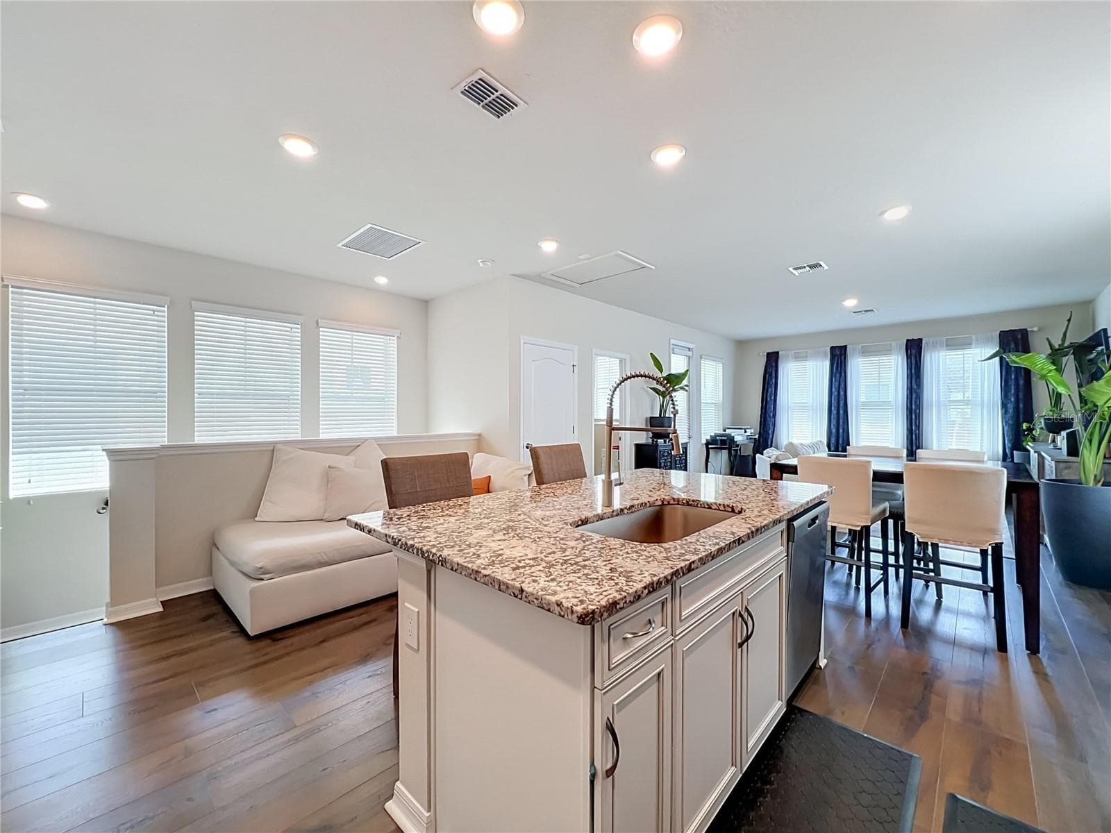 Kitchen Island /Dining Area 2nd floor - 910 TROWMAN ALY, WINTER GARDEN