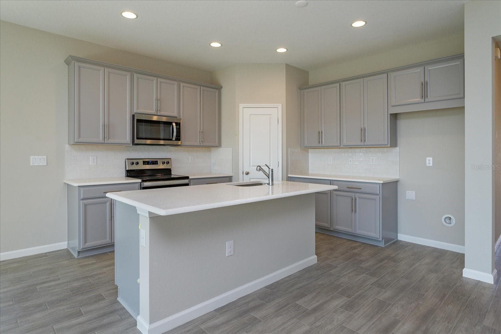 Single Family Residence at 2914 SUPERMARINE RD, TAVARES, photo 4 of 18