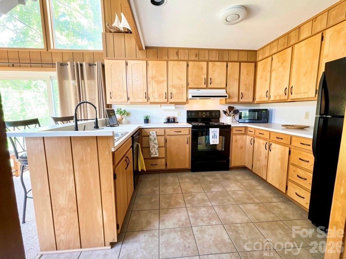 Coffee always taste better at the lake!! Enjoy this lakehouse kitchen with everything needed to cook and entertain ,already supplied. - Lake Lure