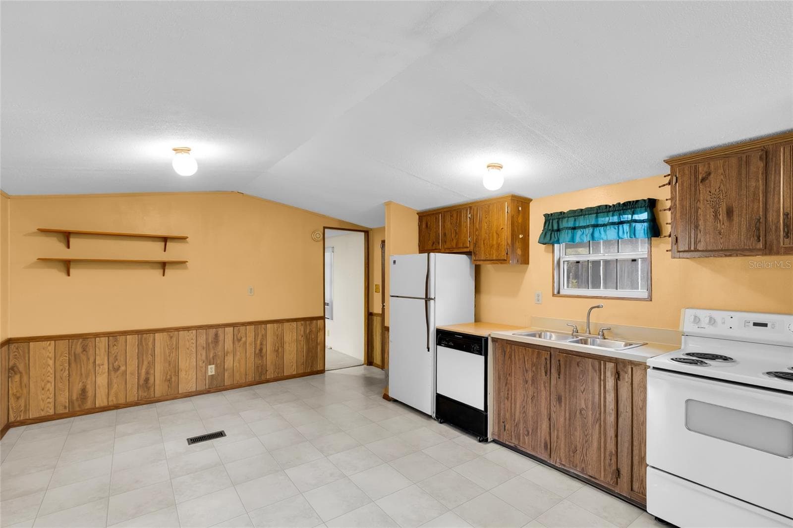 MH - Kitchen and Dining Area - 133 MOORES TRL, PALATKA