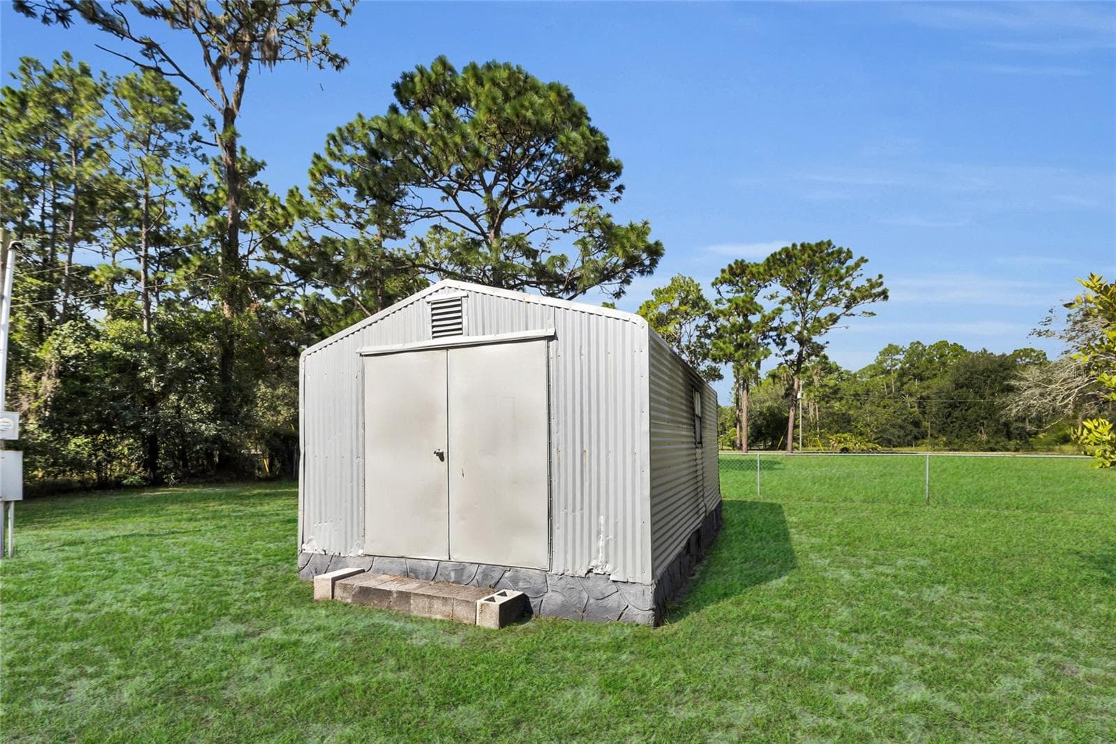 Storage W/Electric - 133 MOORES TRL, PALATKA