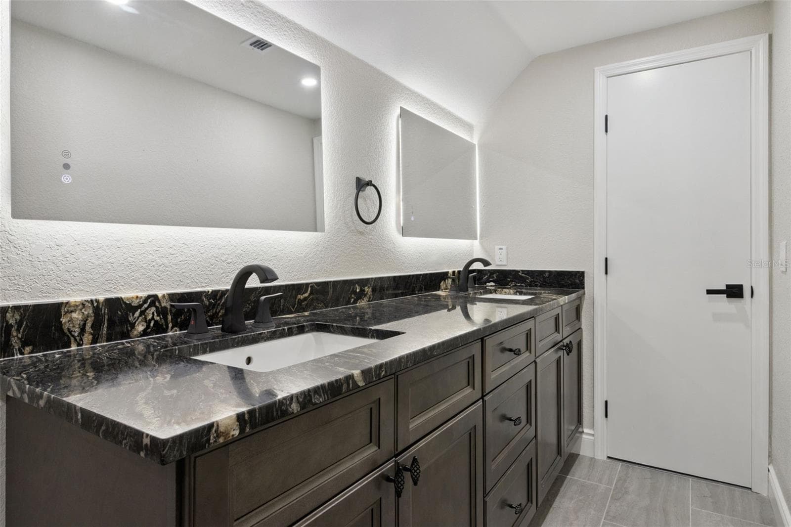 En-Suite Bathroom/ Dual Sinks - 3415 IMPERIAL LN, LAKELAND
