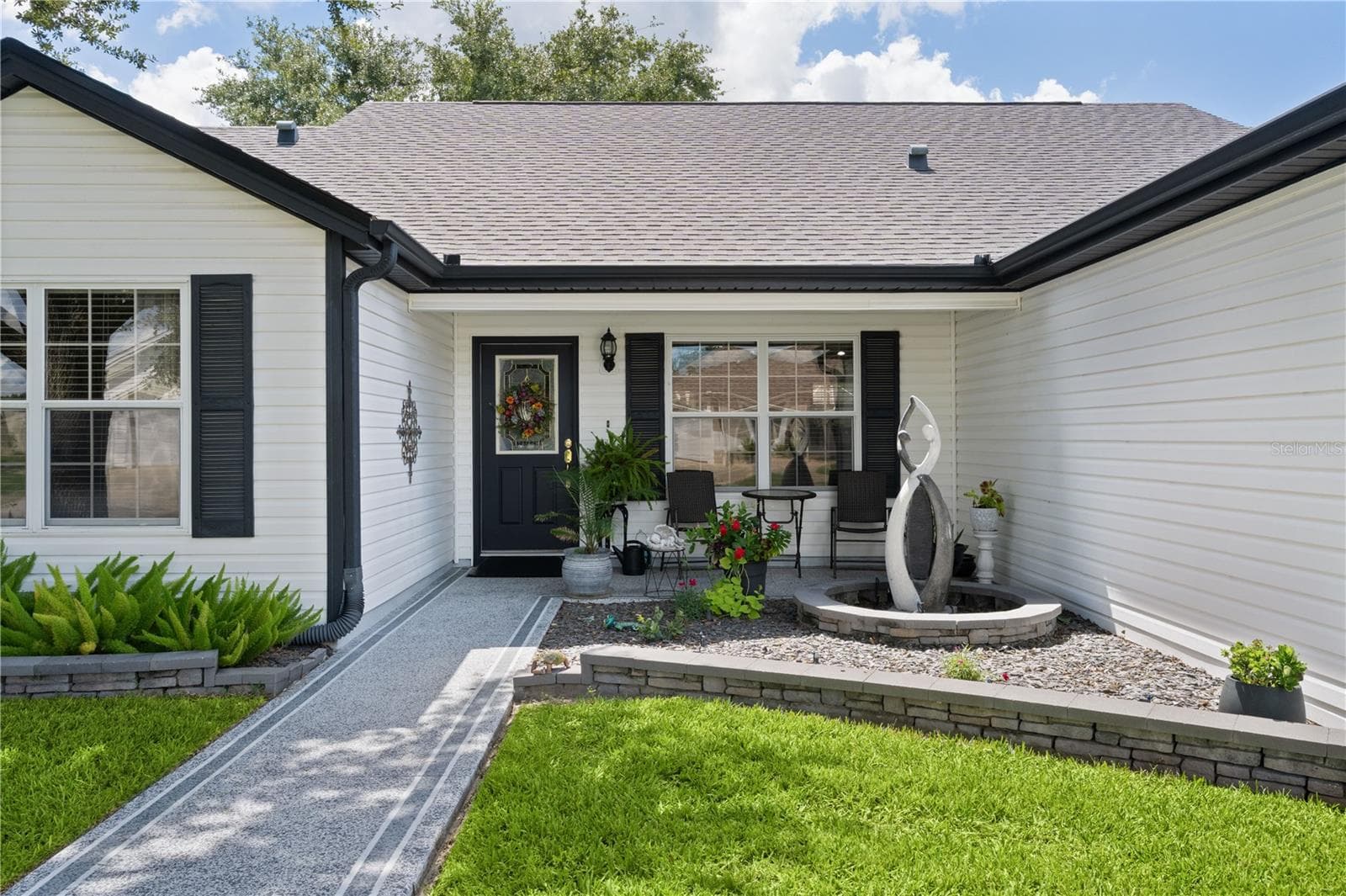 Beautiful fountain area front entrance - 2902 CHELTENHAM CT, THE VILLAGES