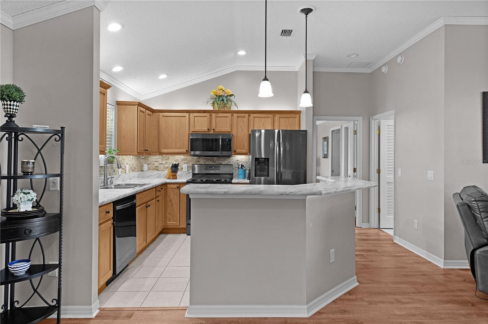 Center counter height Island - 2902 CHELTENHAM CT, THE VILLAGES