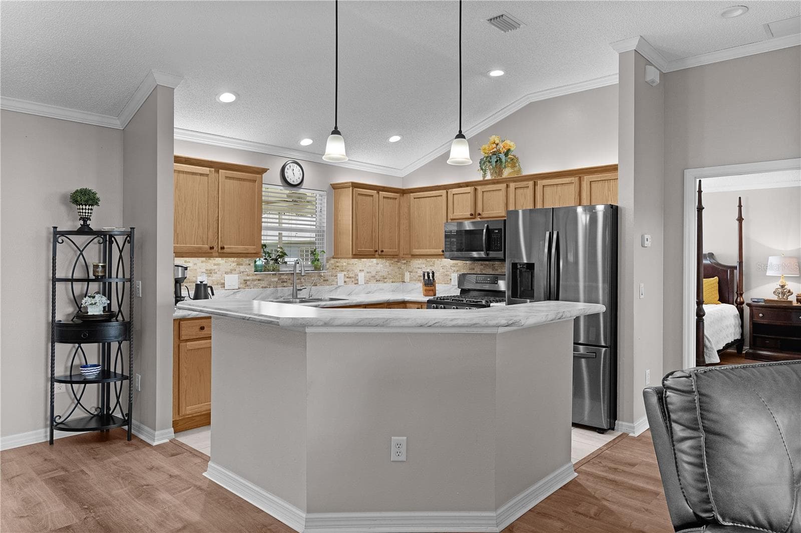 add some stools and enjoy a meal - 2902 CHELTENHAM CT, THE VILLAGES