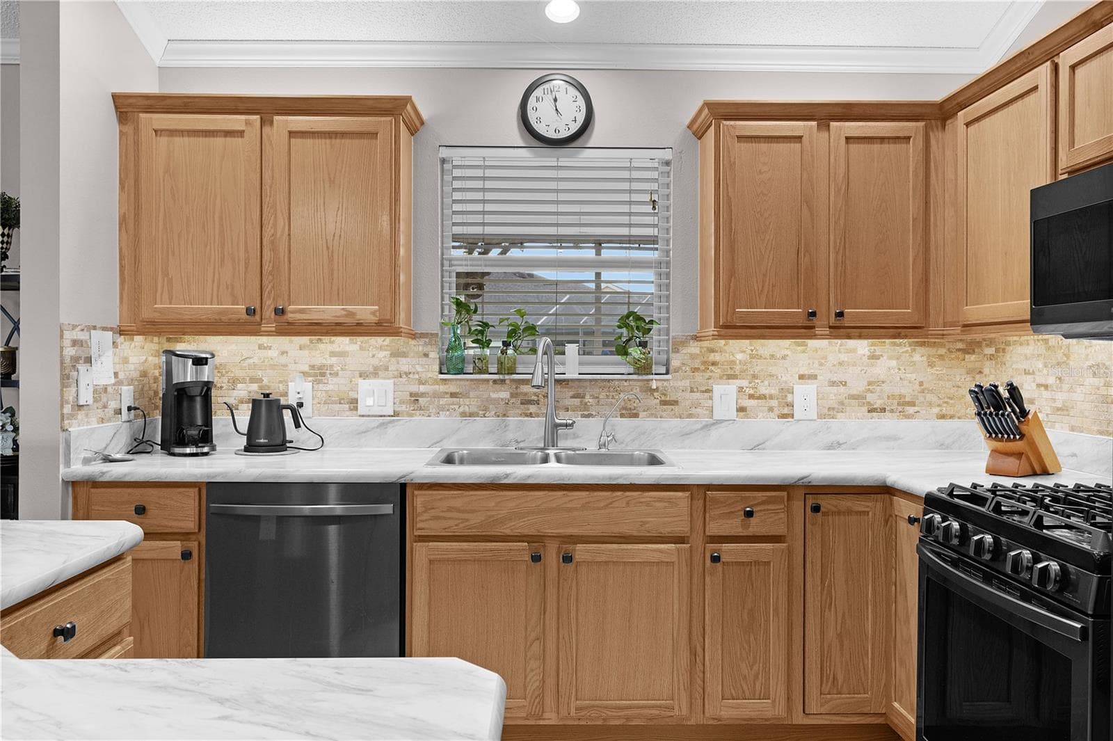 ceramic tile backsplash and under cabinet lighting - 2902 CHELTENHAM CT, THE VILLAGES