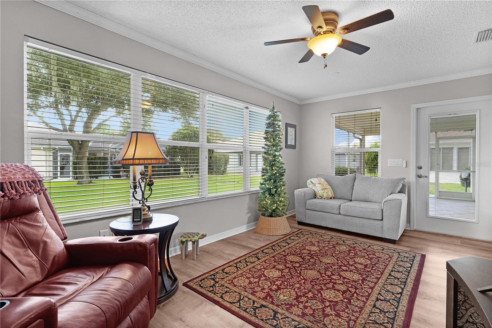 Lots of windows to enjoy the sunshine - 2902 CHELTENHAM CT, THE VILLAGES