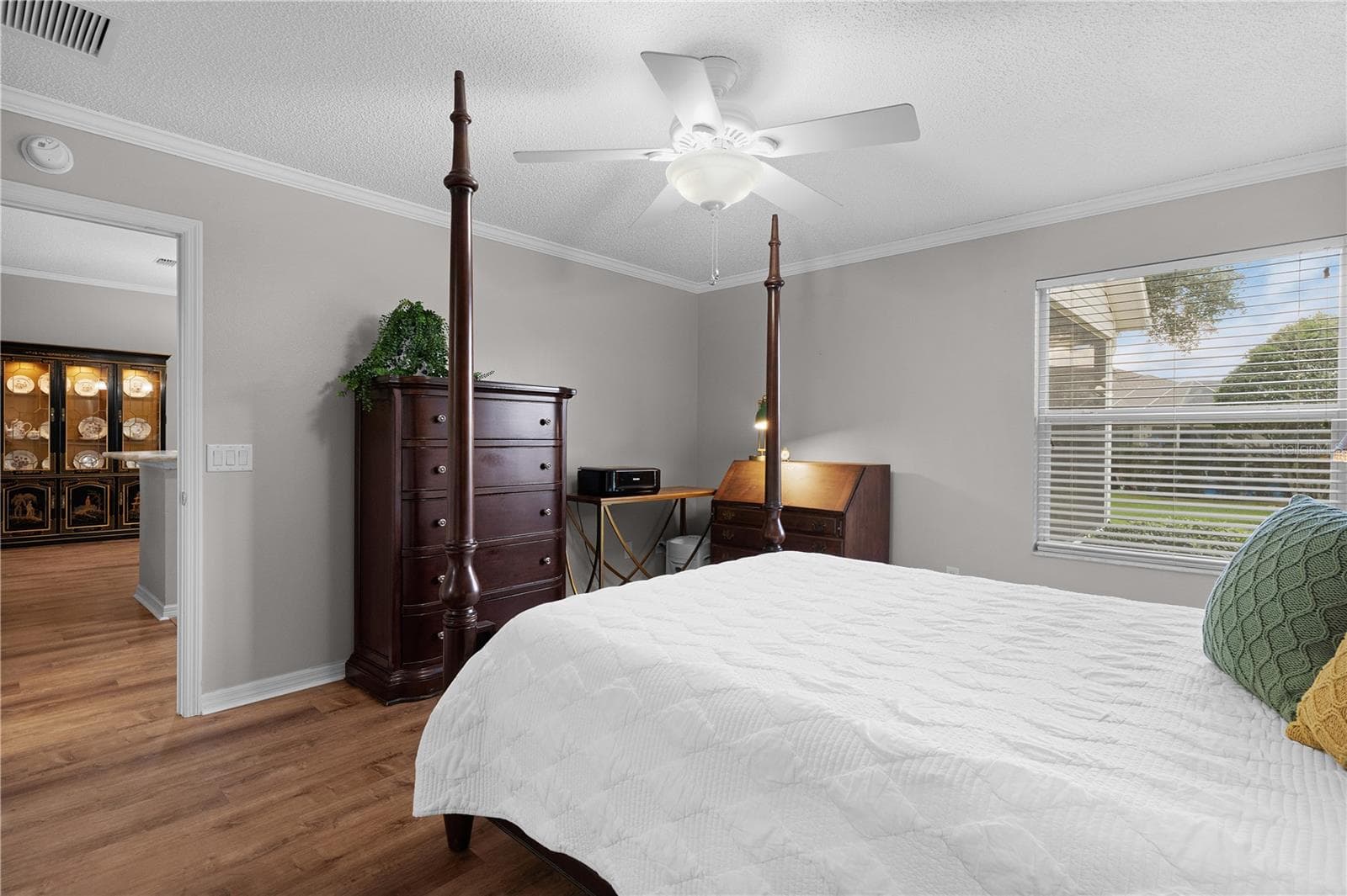 Primary bedroom with plenty of space for computer area - 2902 CHELTENHAM CT, THE VILLAGES
