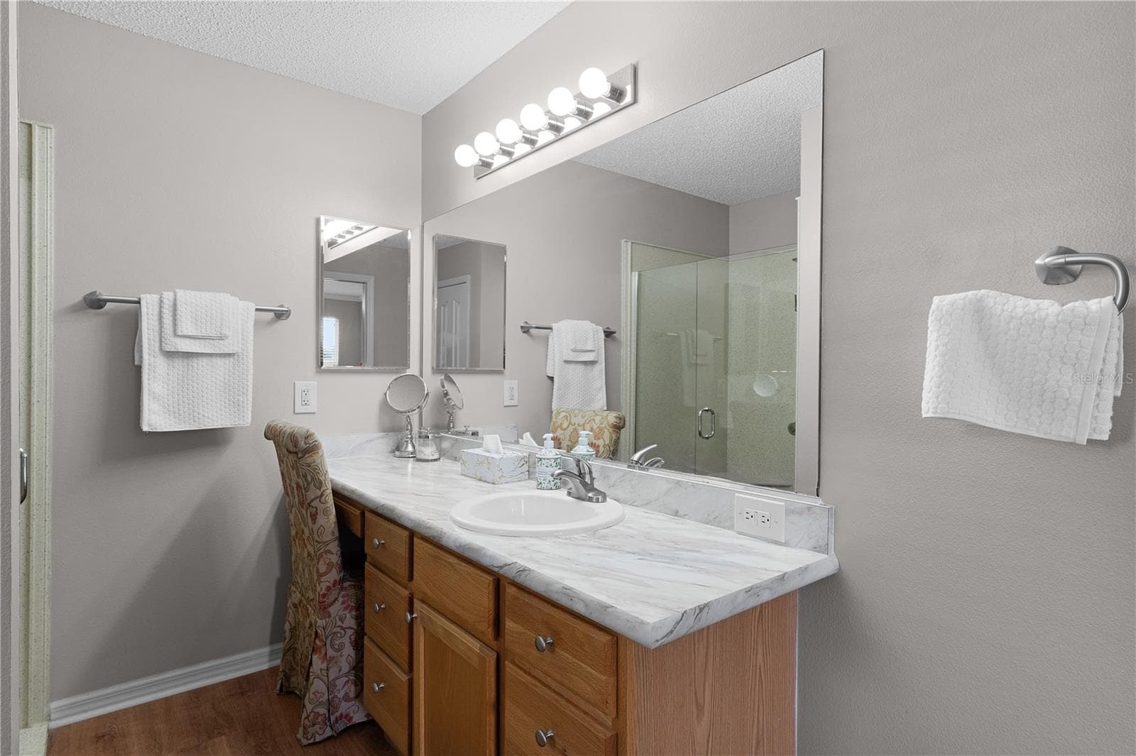 Primary bathroom sink and make-up area - 2902 CHELTENHAM CT, THE VILLAGES