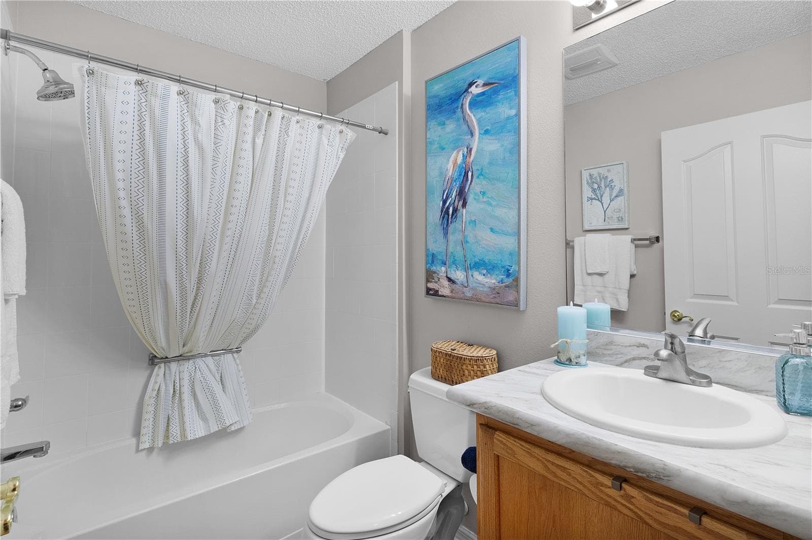 Guest bathroom with ceramic tile tub/shower combo - 2902 CHELTENHAM CT, THE VILLAGES