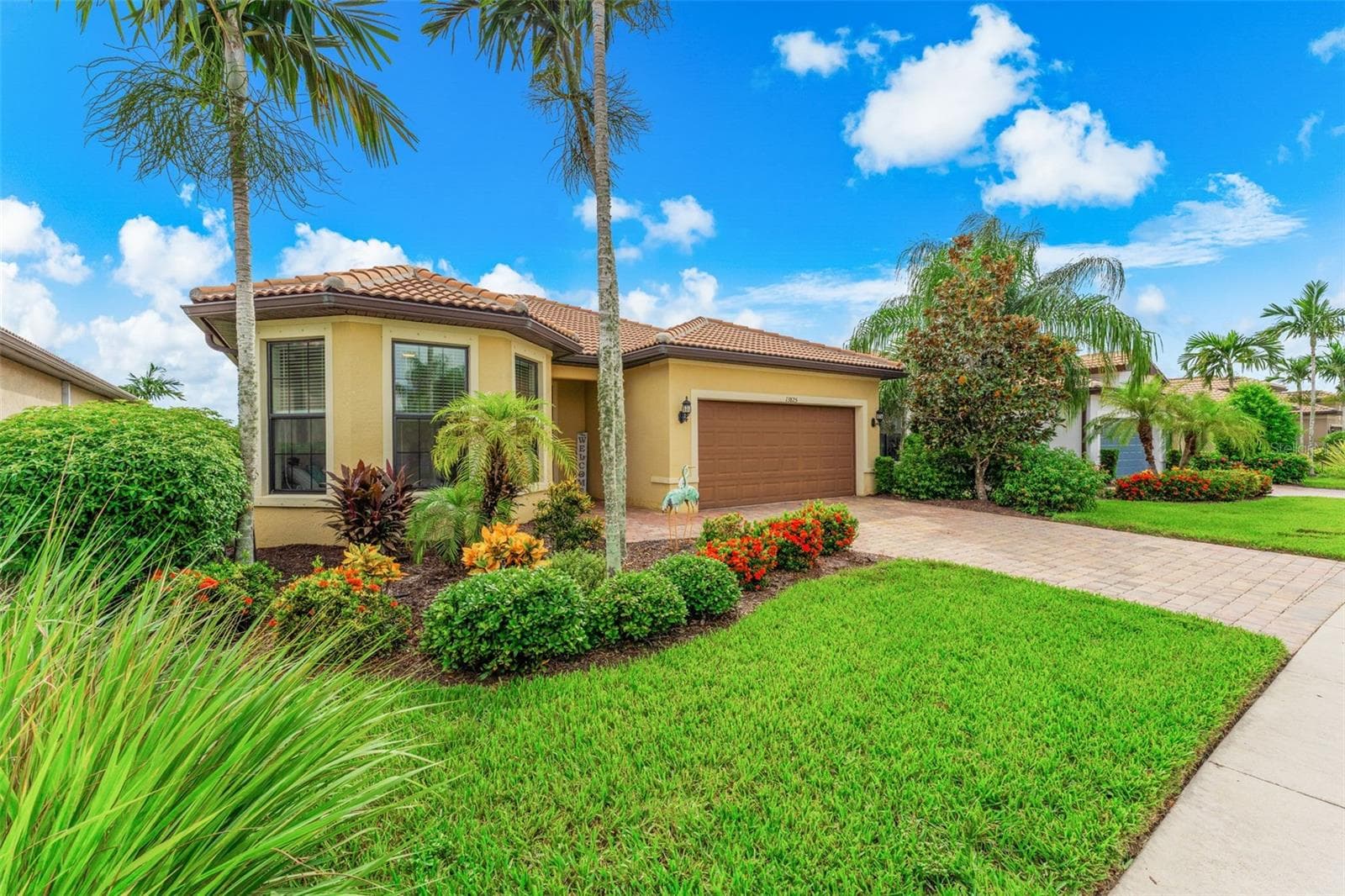 Gorgeous landscaping - 13825 KARINA ST, VENICE