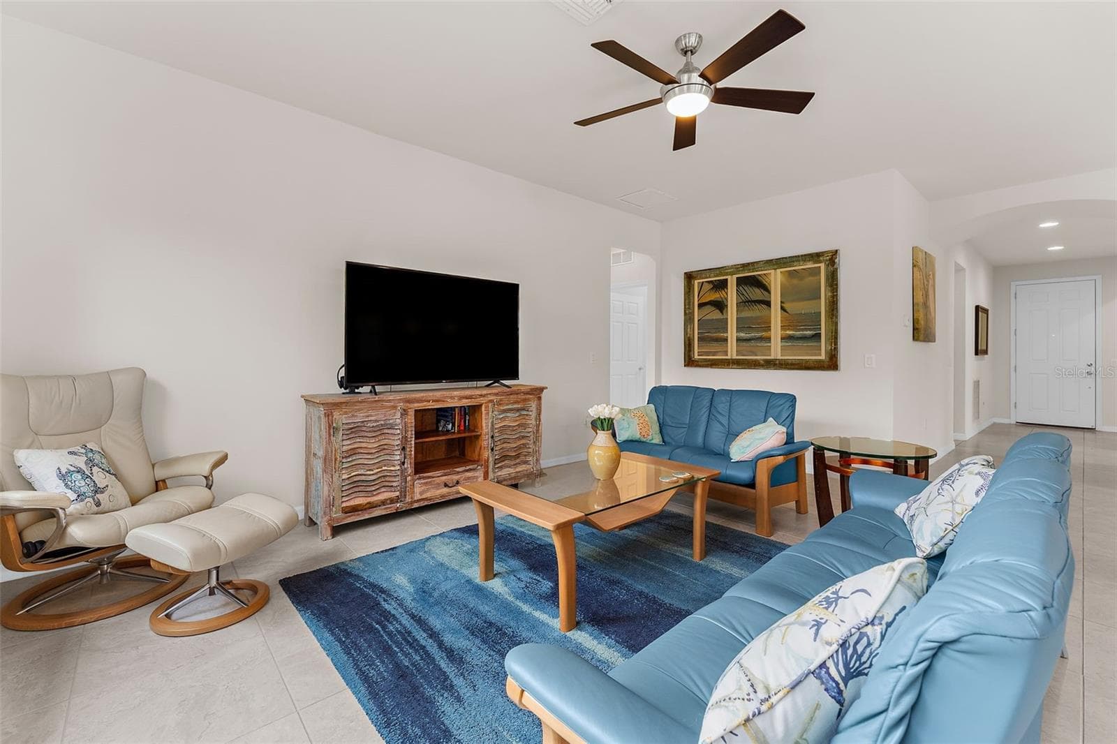 Spacious living room - 13825 KARINA ST, VENICE