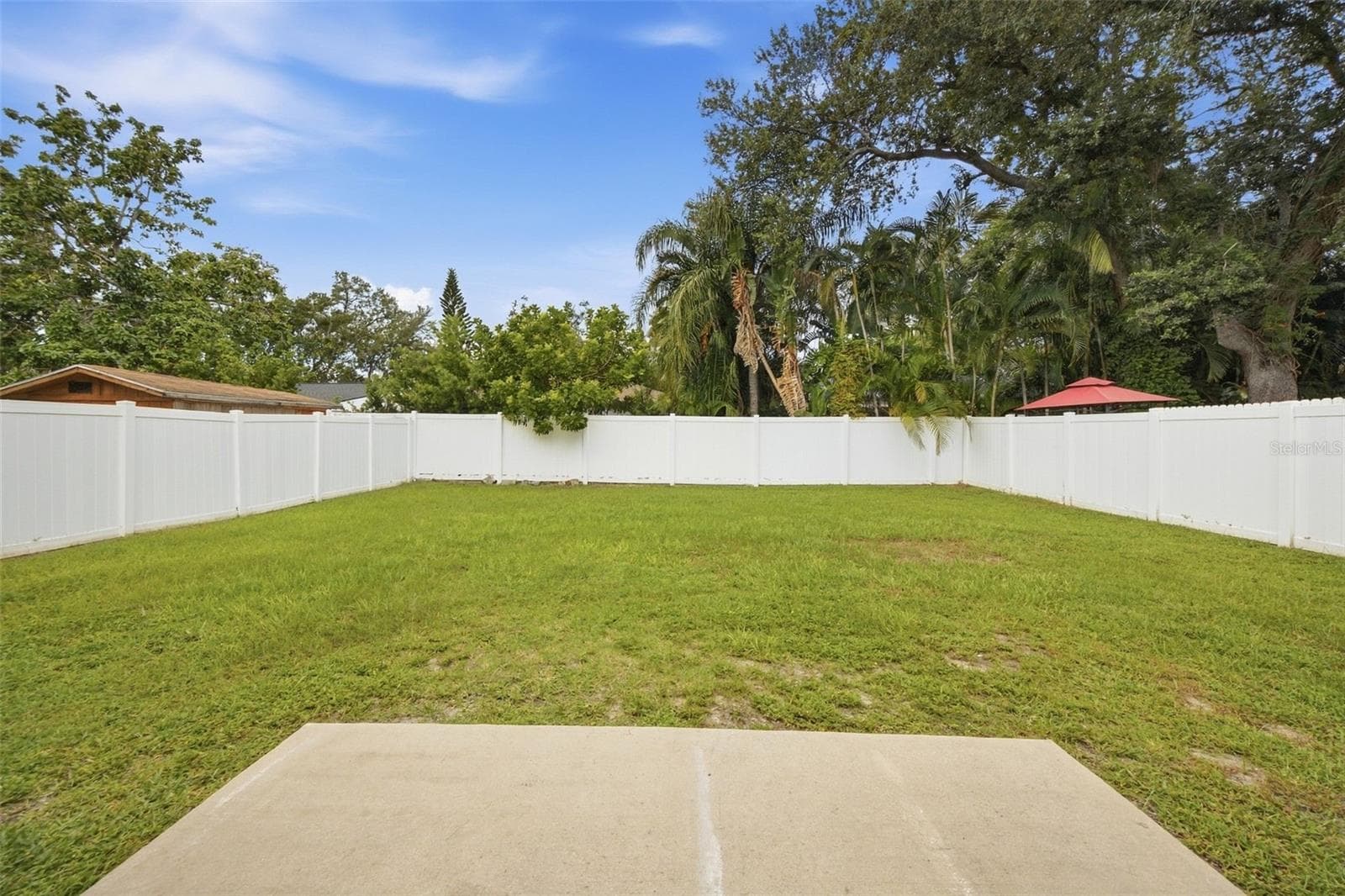 HUGE backyard ready for all your dreams & ideas - 6809 S SHERIDAN RD, TAMPA