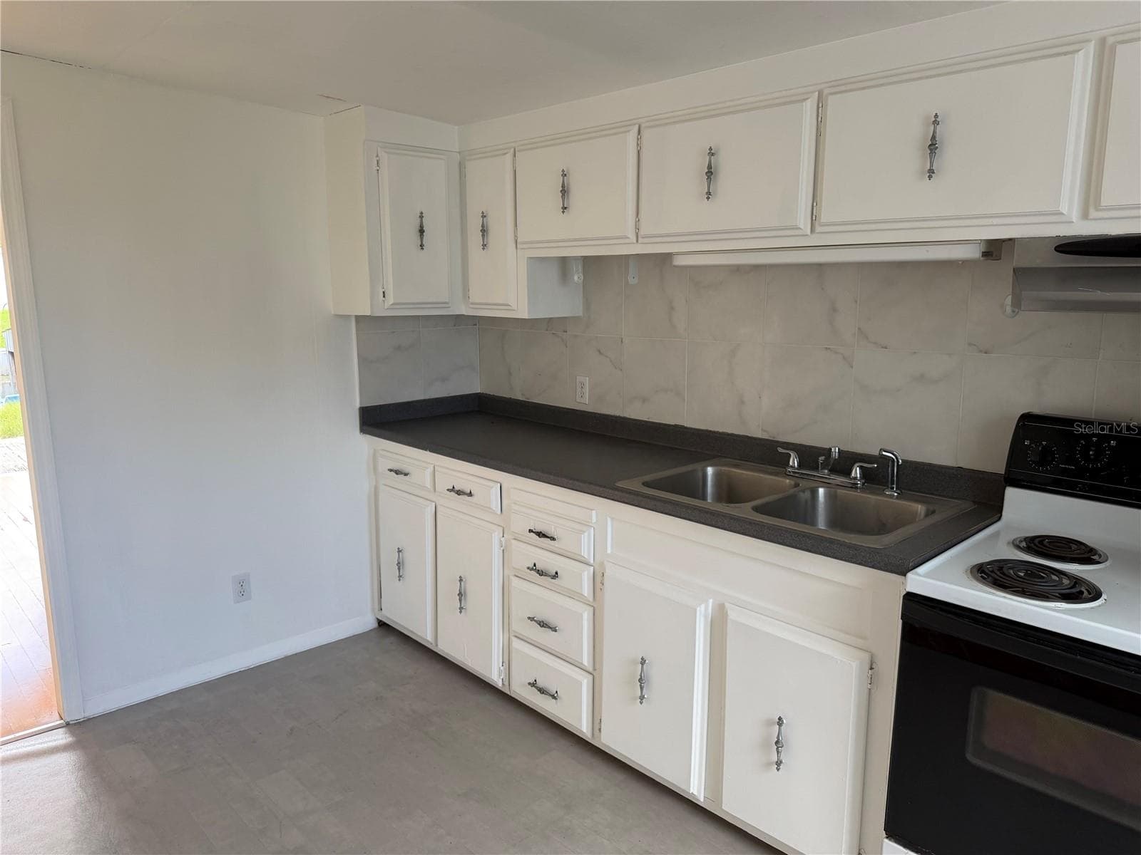 Kitchen - 26143 ROSE LN, ASTATULA